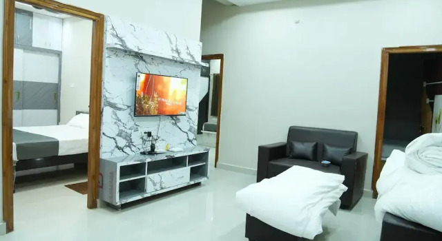 Семейная студия с балконом и с видом на город Hiraa inn Studio Apartments