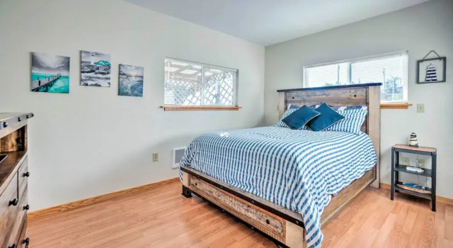Pet-Friendly North Bend Home with Bay Views, 预订 酒店 北湾 俄勒冈海岸