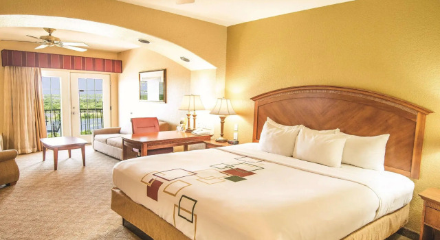 Двухместный люкс Executive с балконом и с видом на озеро La Quinta Inn & Suites by Wyndham Marble Falls