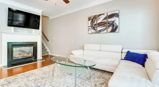 Апартаменты 3 Mi to Avalon: Townhome w/ Balcony in Alpharetta!