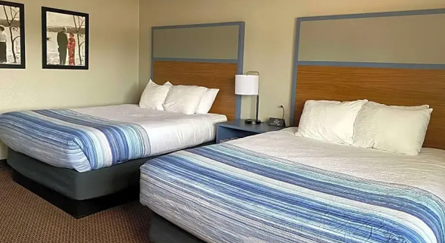 Четырёхместный номер Standard с видом на бассейн AmericInn by Wyndham New Richmond