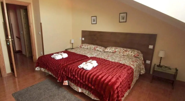 House With 3 Bedrooms in Oviñana, With Wonderful Mountain View, Furnished Terrace and Wifi, Prenota Hotel Hotel a Asturie con parcheggio, Parcheggio