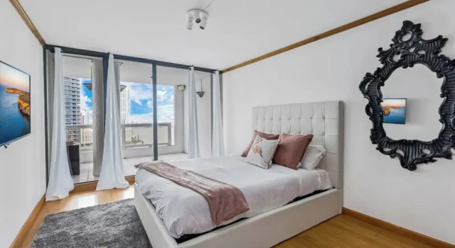 Апартаменты с 4 комнатами с балконом Chic Bayfront Condo With Stunning View