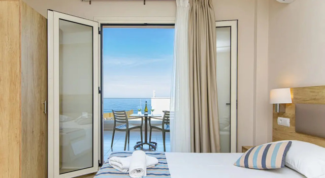 Семейные апартаменты с видом на море Theo Star Beach Hotel