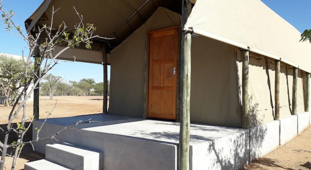 Blue Bushman Luxury Tented Lodge, Prenota Hotel Damaraland Namibia