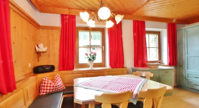 Charming Holiday Home With Private Swimming Pool in Salzburg, Rezerwuj Hotel Hotele w Salzburg z parkingiem, Parking