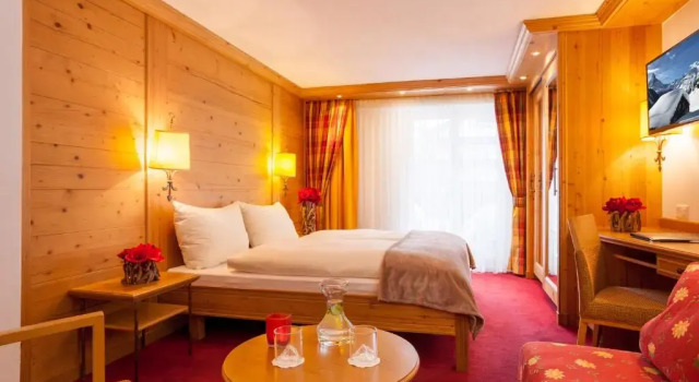 Трёхместный номер Standard с балконом Hotel Holiday