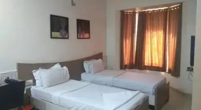 Baramati Club, Varaa Hotelli Hotellit New Delhi uima-altaalla, Uima-allas