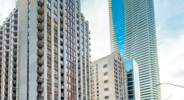 Yorkville Bloor Suites- 2 minutes walk to Transit, Varaa Hotelli Toronto 