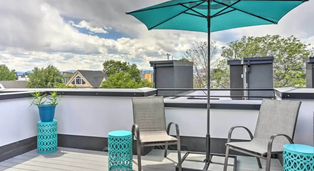 Trendy Denver Townhome - Walk to Mile High Stadium, Забронировать Апартаменты/квартира Денвер Колорадо, рядом с Стадион Бронкос-стэдиум в Майл-хай