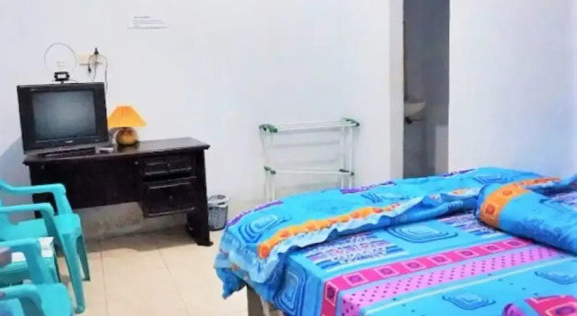 Dinar Homestay, Book Hotel Hotels in Sulawesi with Parking, Parking