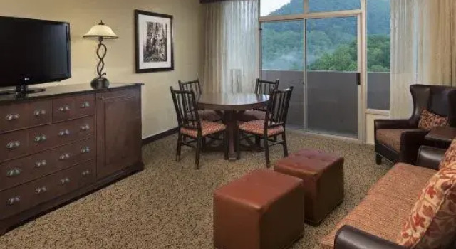 Двухместный люкс с 2 комнатами с балконом The Park Vista - a DoubleTree by Hilton Hotel - Gatlinburg