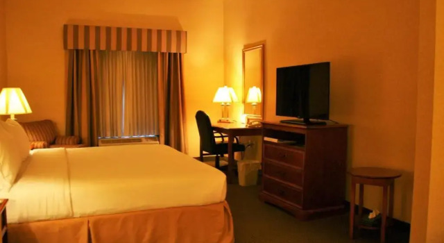 Номер Standard Holiday Inn Express Hotel & Suites Drums-Hazelton by IHG