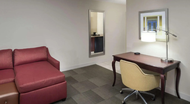 Четырёхместная студия Hampton Inn & Suites Pensacola I-10 N at University Town Plaza