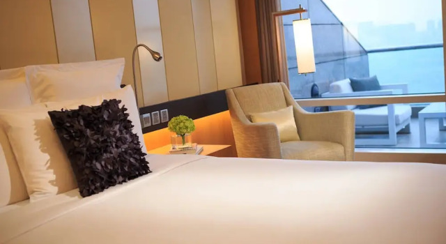 Standardowy dwuosobowy pokój i balkonem i z widokiem na port Renaissance Harbour View Hotel Hong Kong