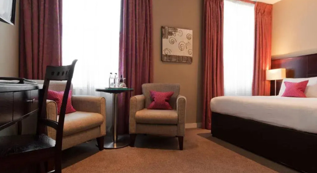 Двухместный номер Deluxe Berjaya Eden Park London Hotel