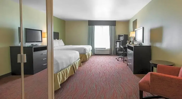 Четырёхместный люкс Holiday Inn Express Hotel & Suites Cullman by IHG