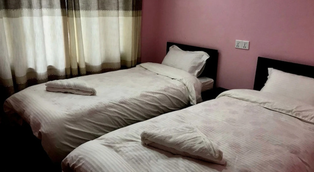 Кровать в общем номере Hotel Rising Home