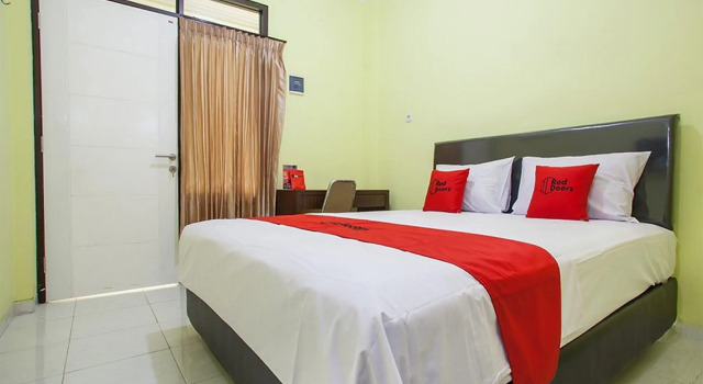 Номер Standard RedDoorz near Petra University 2
