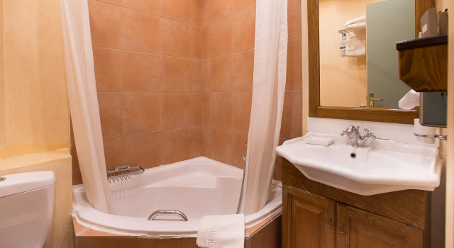 Трёхместный номер Standard Country Club Hotel & Suites