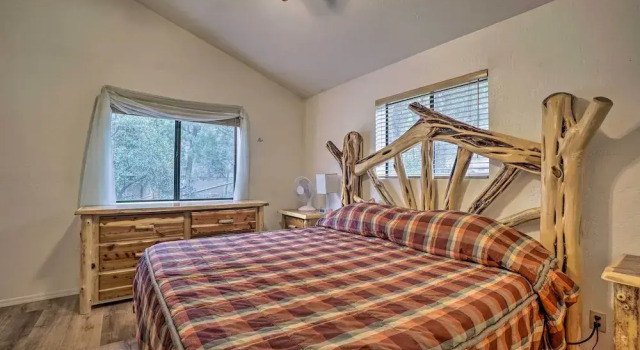 Cozy Pine Retreat w/ Private Hot Tub & Views, Book Hotel Hoteller i Pine med parkering, Parkering
