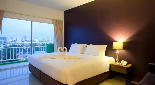 Двухместный номер Deluxe с балконом Wiz Hotel