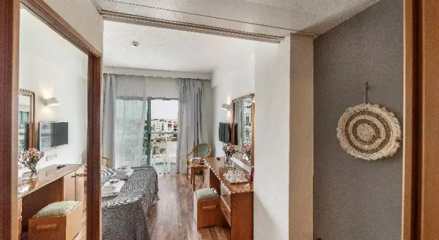 Standard Twin room with balcony and with partial sea view Antigoni Hotel