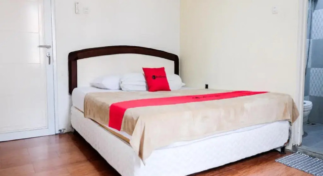 Standard Doppel Zimmer RedDoorz near Kebun Raya Bogor 2