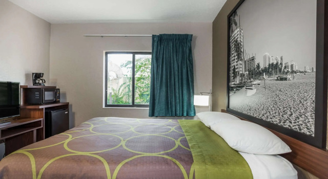 Super 8 by Wyndham Pompano Beach, Rezerwuj Mini-hotel Hotele w Broward County z parkingiem, Parking