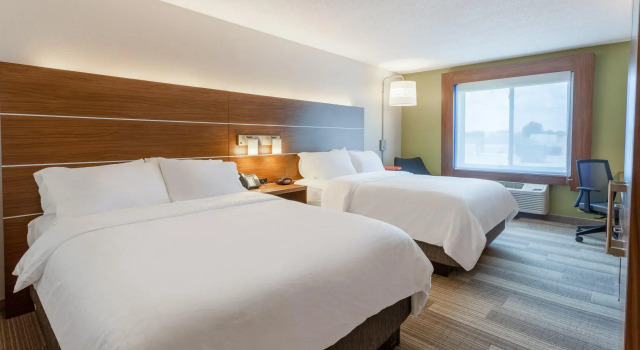 Четырёхместный люкс с 2 комнатами Holiday Inn Express Hotel & Suites Burlington by IHG