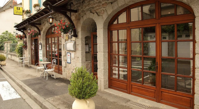 Hotel Restaurant Des Deux Vallées, Book Hotel Entraygues-sur-Truyere Aveyron