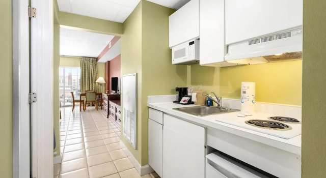 Люкс с балконом и с красивым видом из окна Tidelands Caribbean Boardwalk Hotel and Suites
