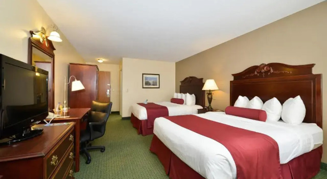 Четырёхместный номер Standard с видом на озеро Hotel Chequamegon, BW Signature Collection