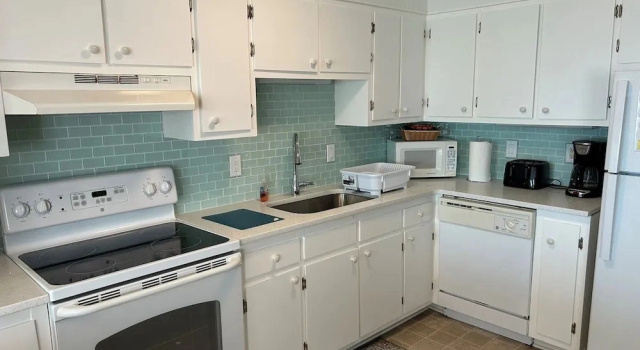 Коттедж Eastside  3 Bedroom Home by RedAwning