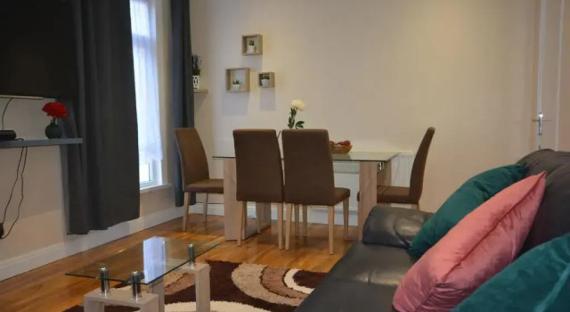 London Modern 4 Bedroom Apartment, Varaa Huoneisto Asunnot kohteessa Merseyside, Huoneisto