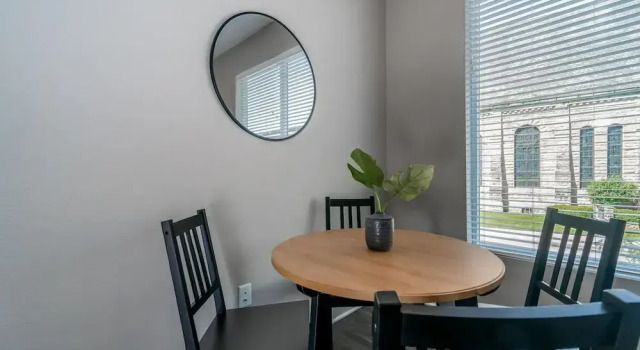 Des Moines Executive 1BD 1BA Downtown Apartment, Забронировать Апартаменты/квартира Де-Мойн Айова, рядом с UnityPoint Health - Iowa Lutheran Hospital