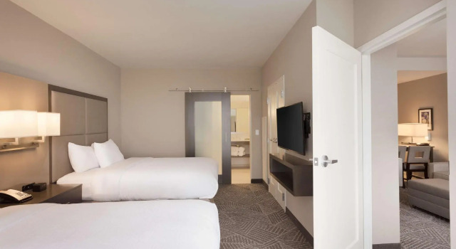 Четырёхместный люкс с 2 комнатами Embassy Suites by Hilton Kansas City Olathe