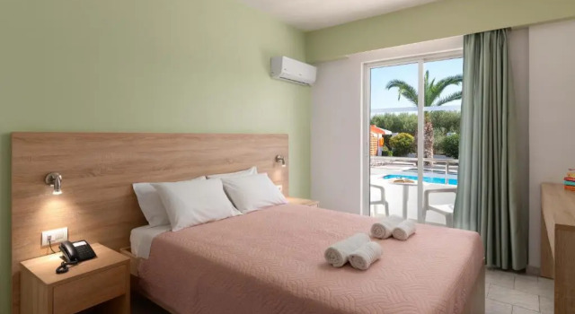 Двухместный номер Standard с видом на бассейн Meliton Hotel