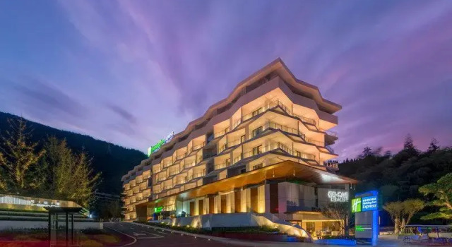 Люкс Standard Holiday Inn Express E'Mei Qiliping by IHG
