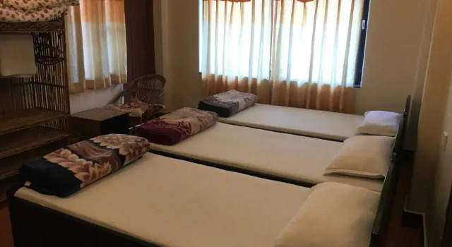 Кровать в общем номере Cherry Garden Pokhara