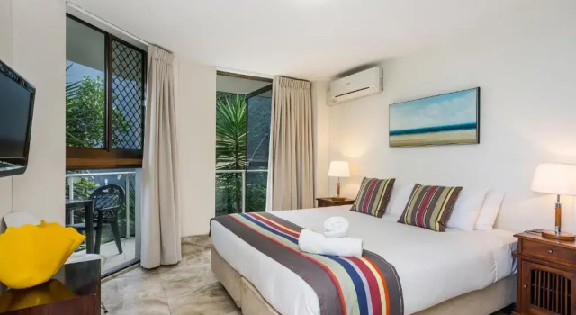 Апартаменты Standard Bayview Beachfront Apartments, in town right on the beach