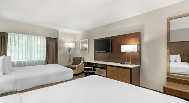 Четырёхместный номер Standard Best Western Plus Longbranch Hotel & Convention Center