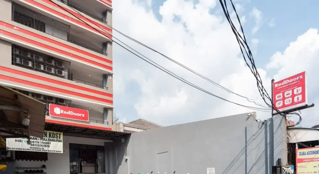 RedDoorz near Binus Anggrek 2, Book Hotel Palmerah Jakarta, near Binus University