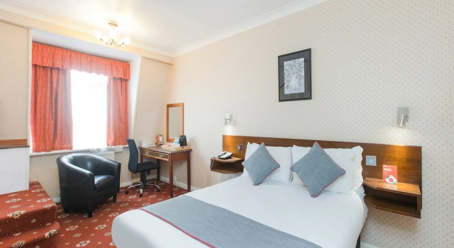 Четырёхместный номер Standard с красивым видом из окна OYO Stade Court Hotel