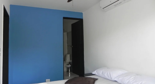 Кровать в общем номере с балконом Tamarindo Inn