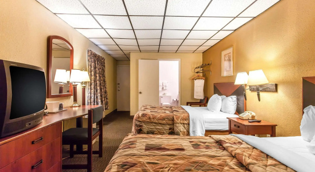 Четырёхместный номер Standard Rodeway Inn Sandusky North