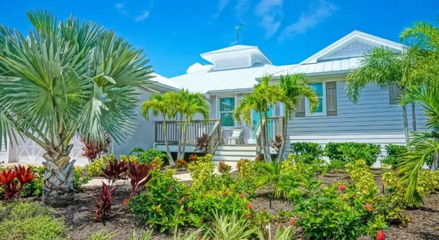 Коттедж 4 Bed 3 Bath BUNGALOW Heated Pool and Spa Bikes Kayaks free WiFi