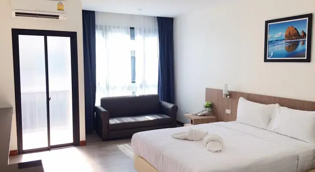 Кровать в общем номере Orchid Riverview Hotel