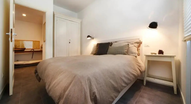 Апартаменты Deluxe Charming Lake View Apartment