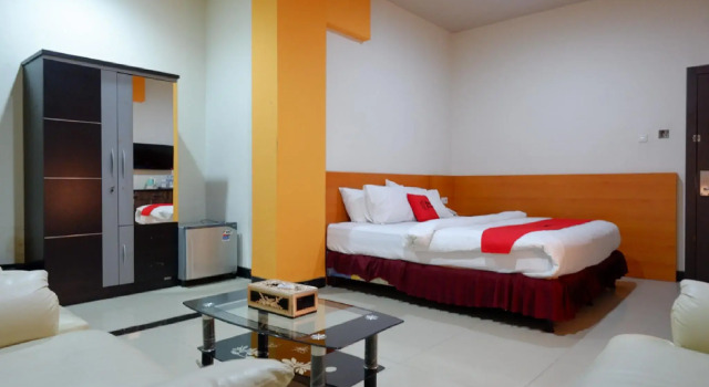Люкс RedDoorz Plus @ Cameloan Hotel Palu